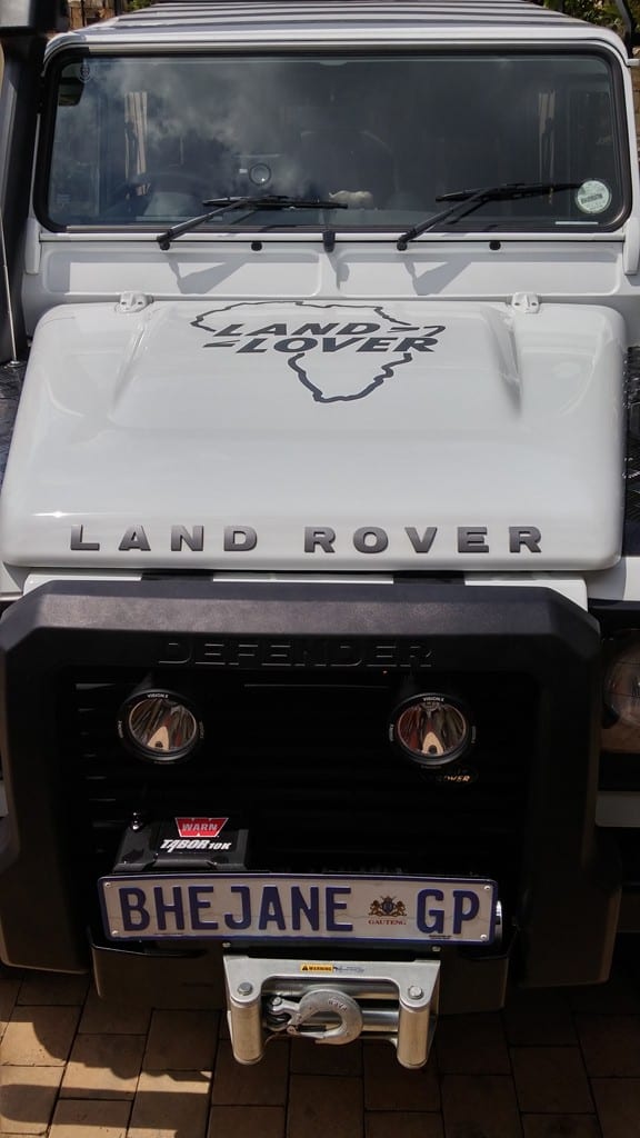 Vinyl-cut-out-decal-on-Land-Rover